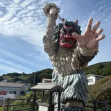 門前のなまはげ立像
