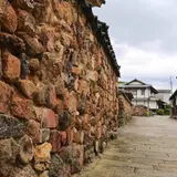 トンバイ塀のある裏通り
