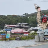 門前のなまはげ立像