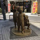 少年両さん像