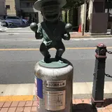 サンバ両さん像