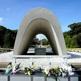 広島平和都市記念碑（原爆死没者慰霊碑）