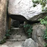 くぐり岩