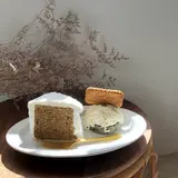 WHITE.（キッズファッション、カフェ）