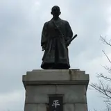 平野 二郎國臣の銅像