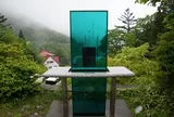 劔神社に立つ天涯の花モニュメント