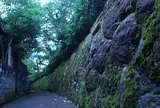 石垣のある細路地