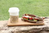 まちの本とサンドイッチ