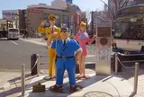 ようこそ こち亀の街へ！ 両津・中川・麗子がお出迎え！像