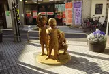 少年両さん像