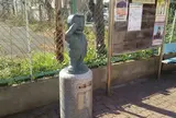 敬礼両さん像
