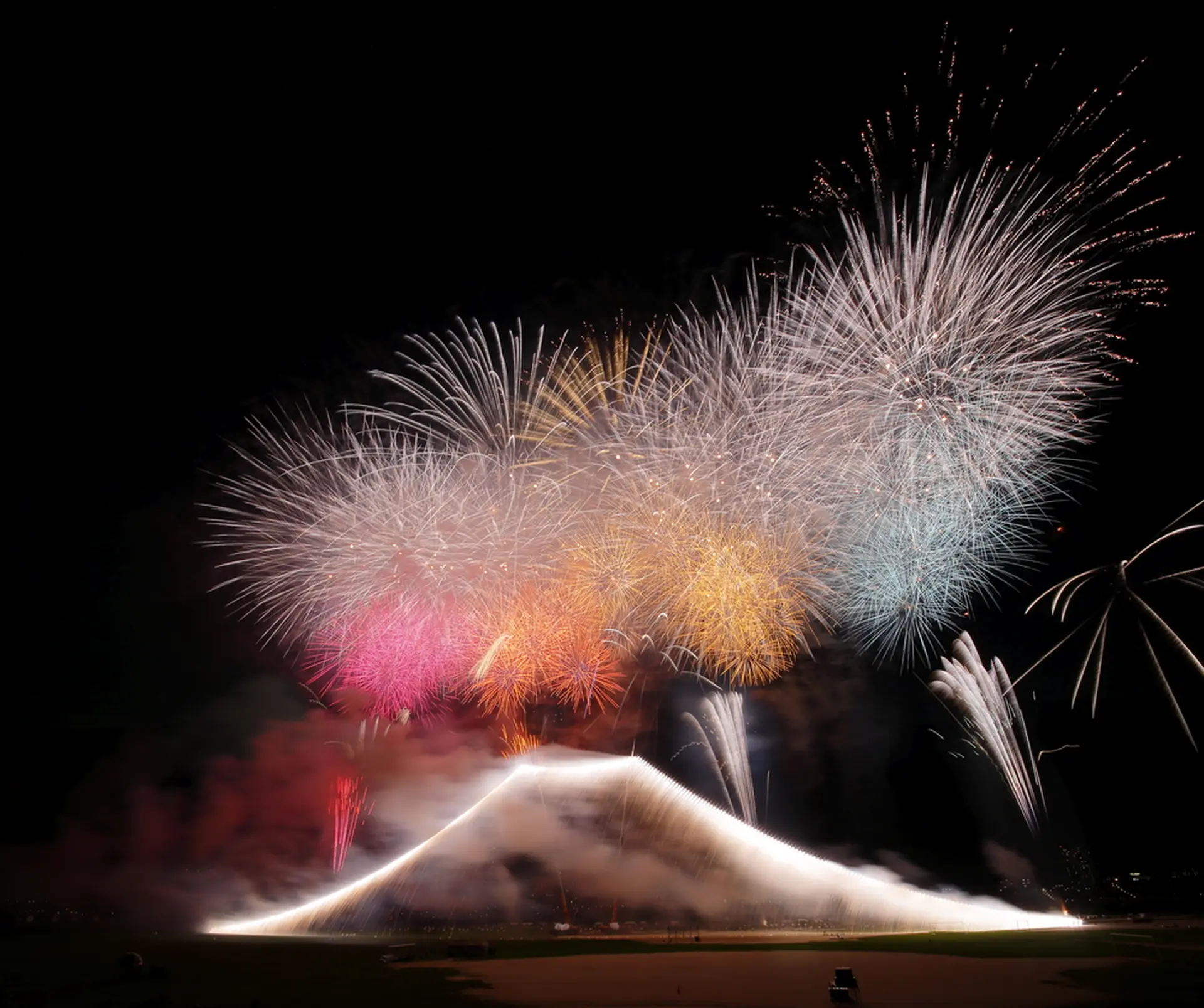 国内最大級の富士山仕掛け花火！「江戸川区花火大会」開催 | Holiday