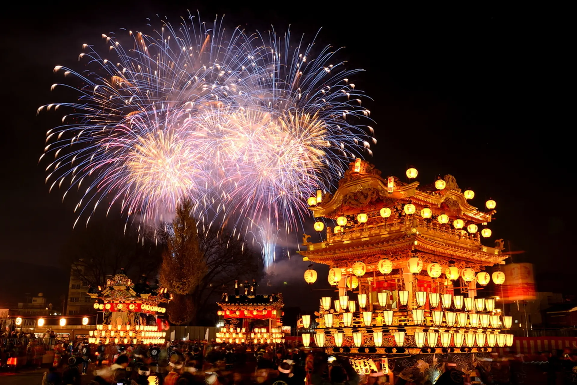 秩父夜祭」開催！ぼんぼりの灯りが揺れる豪華絢爛な屋台や冬の夜空を