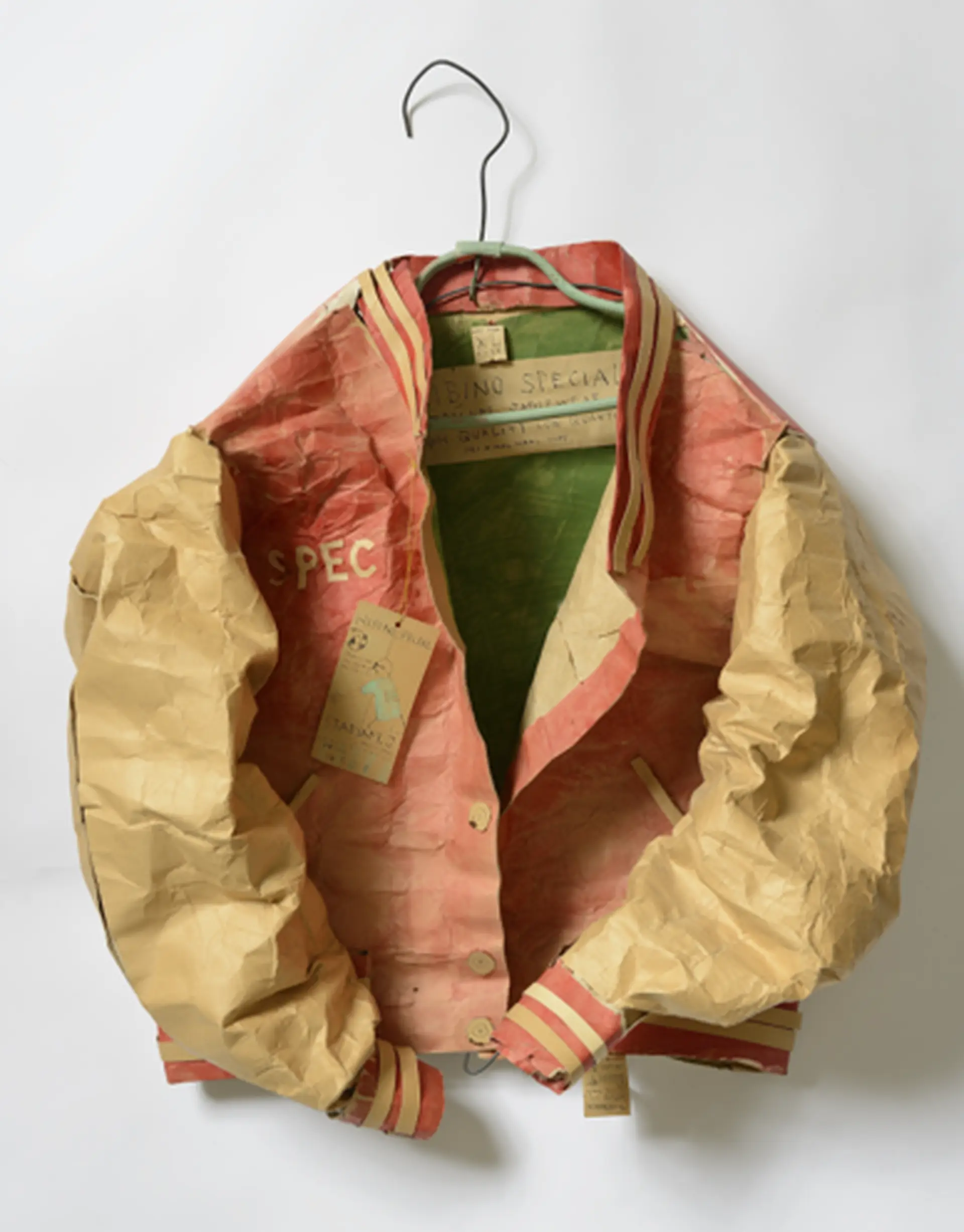 アーティスト日比野克彦氏が段ボールやアクリル絵の具で服を公開制作