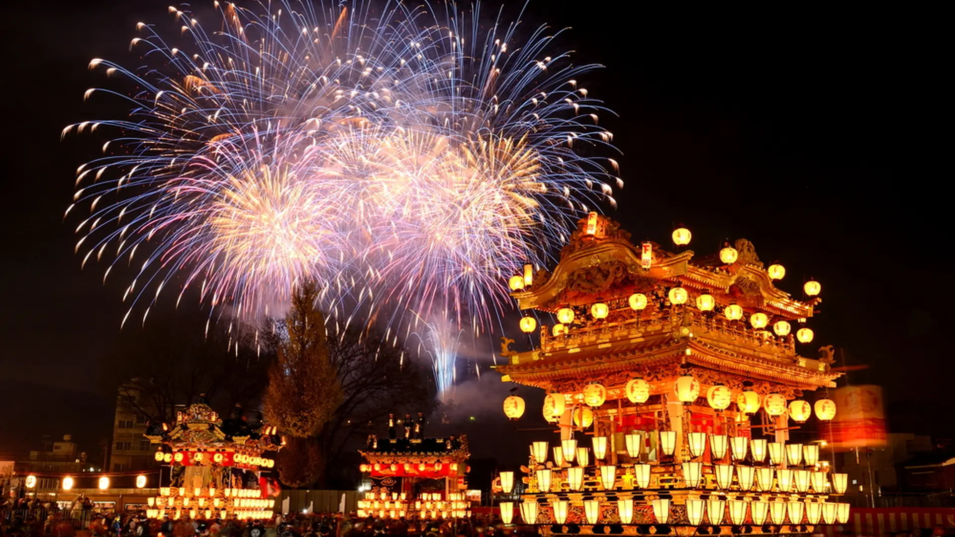 秩父夜祭」開催！ぼんぼりの灯りが揺れる豪華絢爛な屋台や冬の