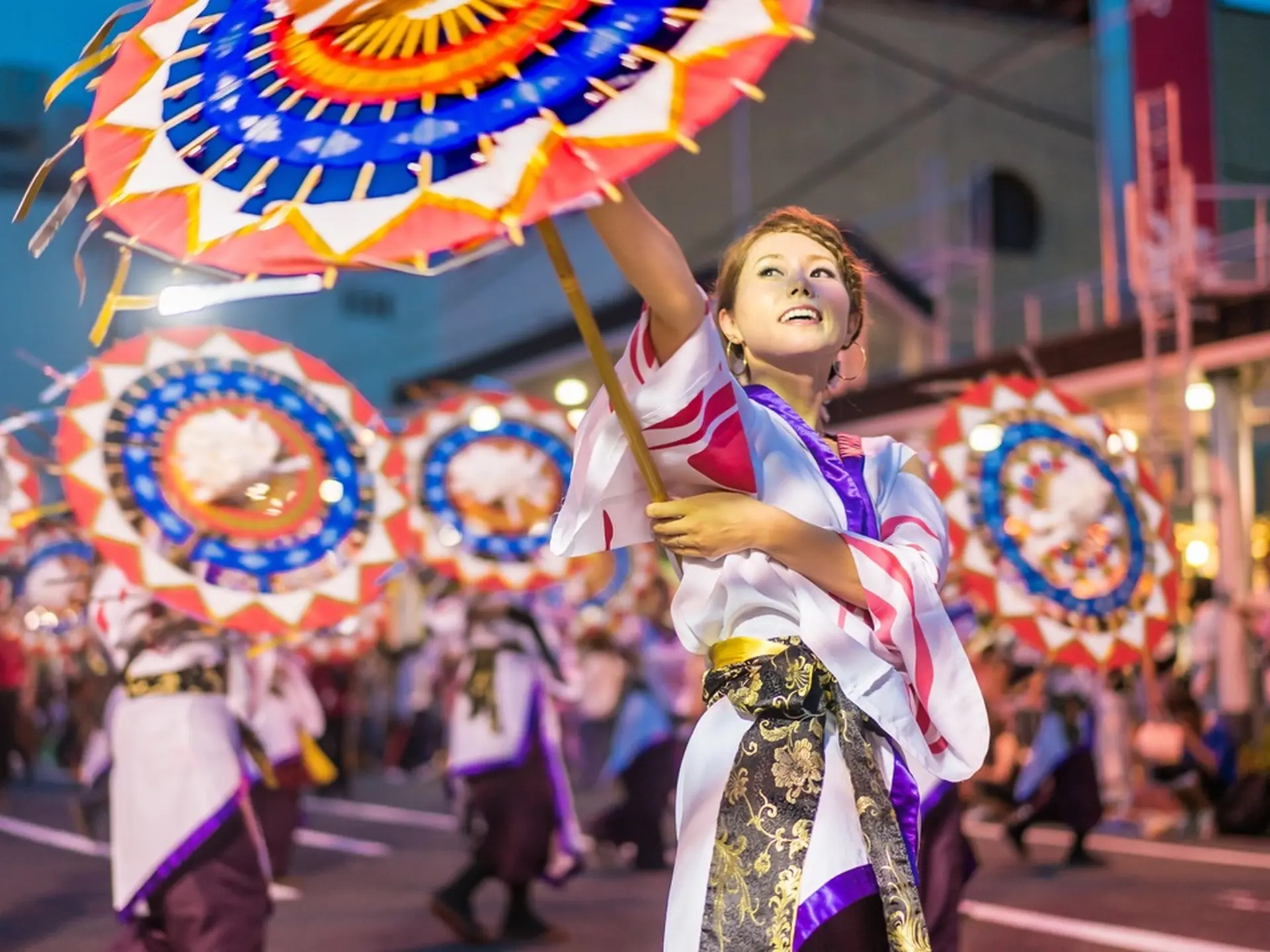 舞踊用　しゃんしゃん傘 鳥取の「世界最大級」まつり！ド派手な傘で踊る「鳥取しゃんしゃん祭