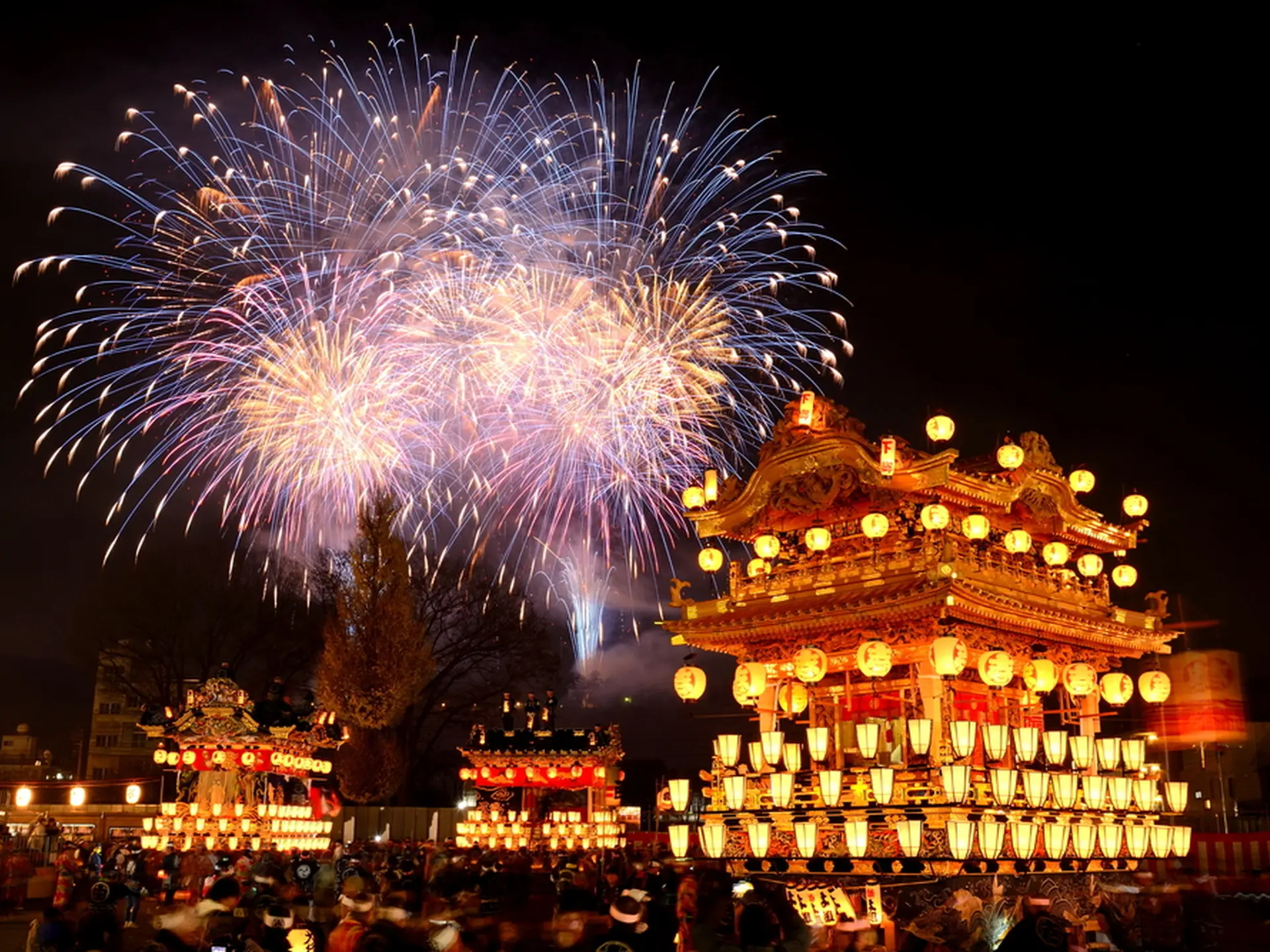 秩父夜祭」開催！ぼんぼりの灯りが揺れる豪華絢爛な屋台や冬の夜空を