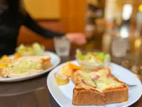 三日月とカフェ 新空港通り店の写真・動画_image_391802