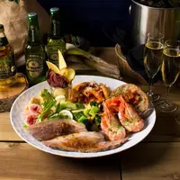 全9種の食事の盛り合わせプレート