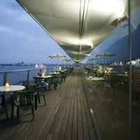 開放的なデッキ席