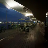 屋内全席で夜景が楽しめる