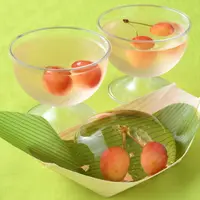 涼しげなさくらんぼ入りの水すいぱらもち
