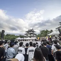弘前城本丸が大観衆で埋め尽くされたSHIROFES.2016 (C)YASUTOMO OHSAWA (GLEAMWORKS)