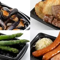 上段 左：殻付きムール貝　右：サイコロステーキ 下段 左：冷やしグリーンアスパラ　右：ソーセージ盛合せ