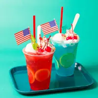 Blue Lemonade Soda（写真右）／Berry Lemonade Soda（写真左）　600円（税抜）