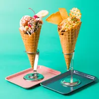 Waffle corn-NY Philly Cheese Steak（写真右）／Waffle corn-Classic Banana Sprit（写真左）　600円（税抜）