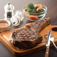 OUTBACK STEAKHOUSE「オーロラ・ブラック・アンガス・トマホークステーキ」1g税込11.5円(1カット約600~800gで提供)