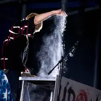 レセプションパーティ限定で、"白麺士"小野ウどんさんのパフォーマンスを鑑賞できる