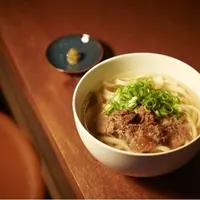 　左：　知床斜里産 匠の豚麦王のカツサンド 東京都産 トキハソース　2,400円 　中央： 国産牛 牛すじうどん 九条葱 東京都産 丸大豆醤油 檜原村柚子胡椒　2,000円 　右：　左上から時計回りに