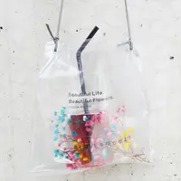 「カスミソウ」の入ったフラワーサコッシュ付きドリンクを販売