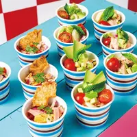  ＜ハワイアンサラダ2種＞「ポテトとサーモンのサラダ　アボカドマヨネーズソース」（写真右）／「ホノルルスタイル　コールドカットサラダ」（写真左）