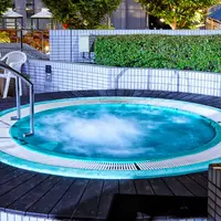 屋外ジャグジーでリラックス