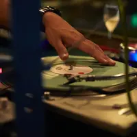 レジデントDJ「KBK」のクルーによるパフォーマンス