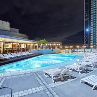 地上25mホテル9階の屋上ガーデンプール