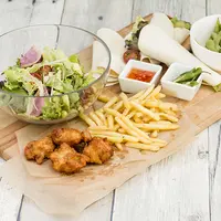 前菜（アボカドグリーンサラダ　トルティーヤ付き、フライドポテト、若鶏の唐揚げ）