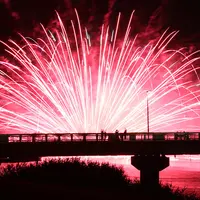 水面に花火の彩りを楽しめる水上花火