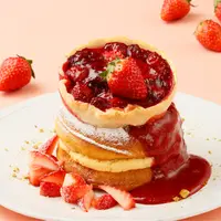ストロベリーパイのパンケーキ　濃厚な苺ソース添え（本体価格1,700円）