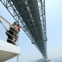 大鳴門橋の下をくぐる