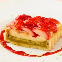 ストロベリーとピスタチオのダコワーズタルト（本体価格880円）
