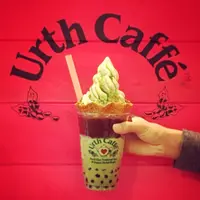 ミルクに映える鮮やかなグリーン「抹茶ボバッフル」1,580円（Urth Caffe／3F）