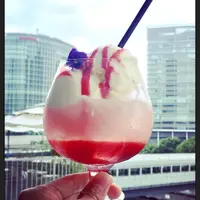 ピンクなソーダが乙女心をくすぐる「ストロベリーフロート」961円（tables cook & LIVING HOUSE／4F）