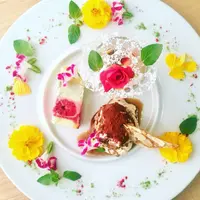 パティシエの一皿はもはやアート「ドルチェ フィオーリ」1,296円（EtnaMare／4F）   