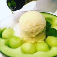 気分はもサマーパーティー！「大人のメロンクリームソーダ」1,382円（Le Bar a Vin 52 AZABU TOKYO）