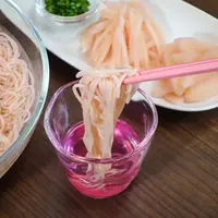 ピンク色のそうめんをピンク色のつゆ（岩下の新生姜の漬け液）で