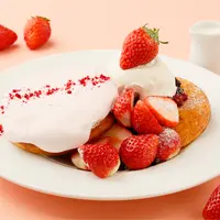 あまおうとふわっとストロベリームースのパンケーキ（本体価格1,900円）
