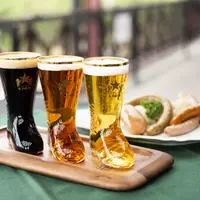 横浜赤レンガ倉庫限定 数量限定 ドイツ国旗のミニブーツ飲み比べセット (ヱビス生ビール、琥珀ヱビス、ヱビスプレミアムブラック) ¥1,600(ソーセージ別売)